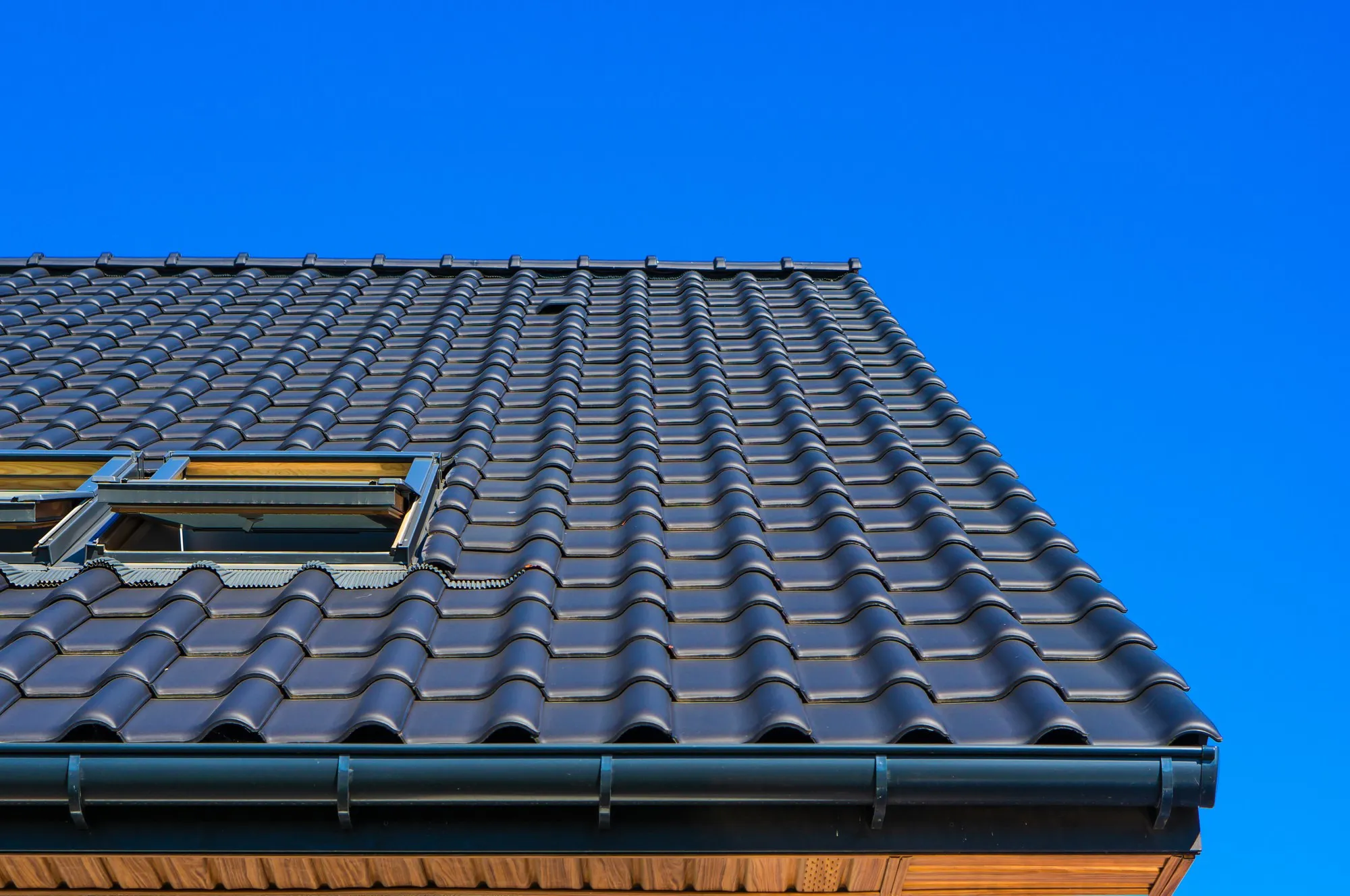 vertical-low-angle-closeup-shot-black-roof-buildin